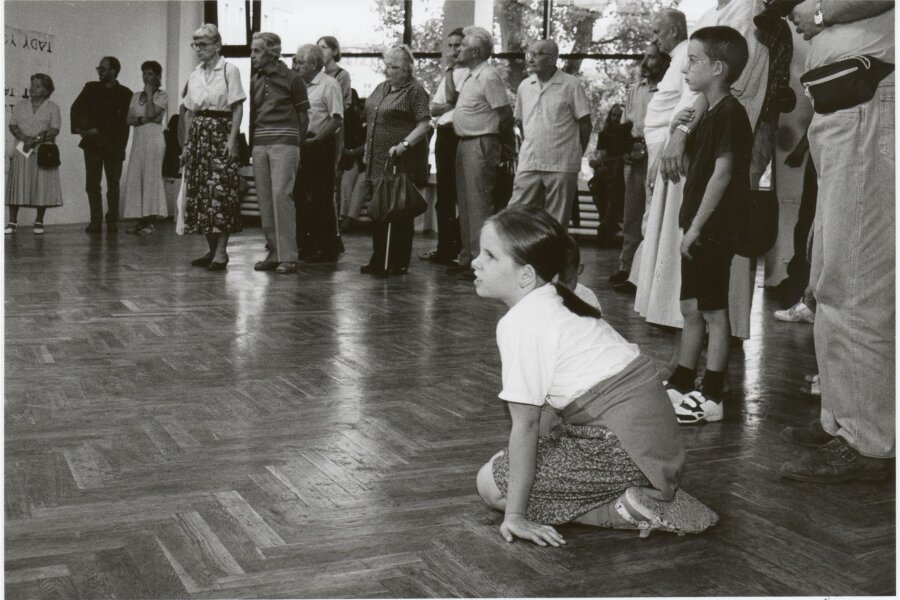 Fotografie z autorské rekonstrukce Osmihodinové výstavy z roku 1970 Dalibora Chatrného, 1990, foto: Marie Kratochvílová